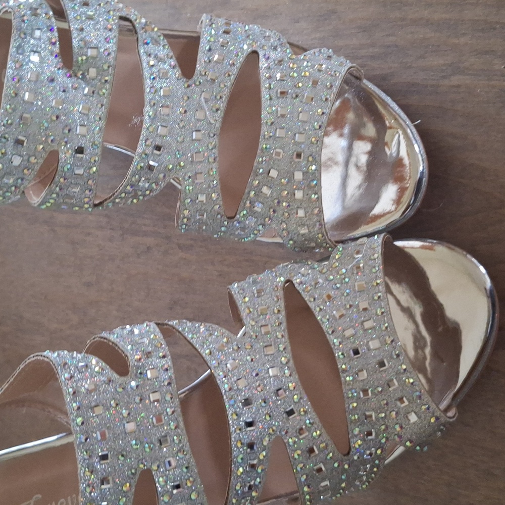 NWT Elegant Silver Strappy Women's Shoes Size 10 - Picture 5 of 16